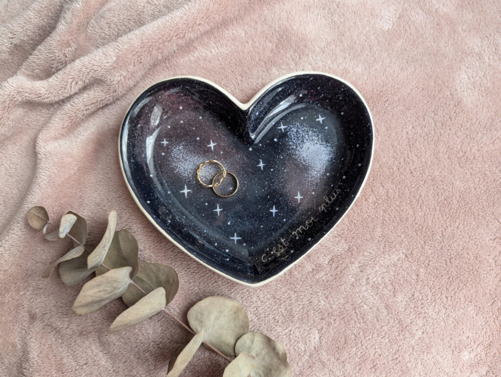 Vide poche en céramique peint à la main, motif galaxie, vue overlay avec alliances