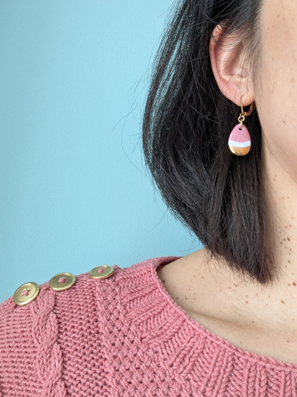 Photos de mes boucles d'oreille réalisées lors de mon atelier peinture sur porcelaine