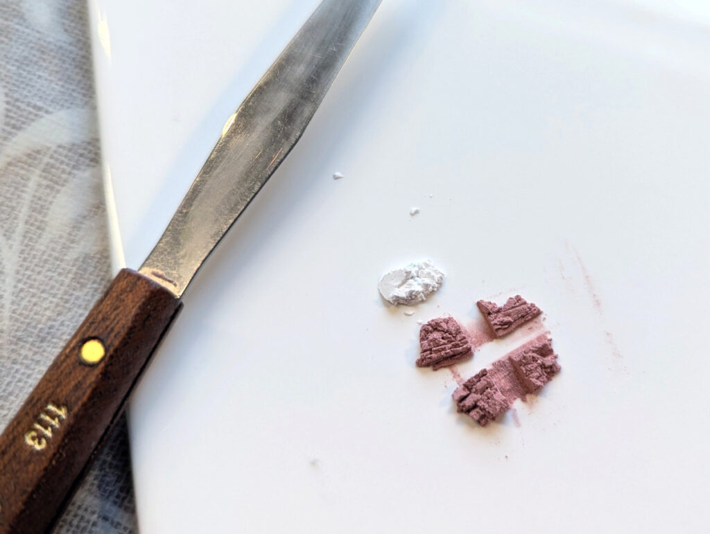 Photo prise lors de l'atelier peinture sur porcelaine montrant le mélange des pigments avec le liant