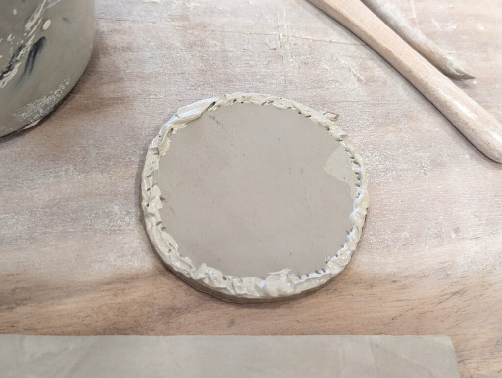 Photo montrant le fond avec de la barbotine lors du tutoriel pour apprendre comment faire un mug sans tour