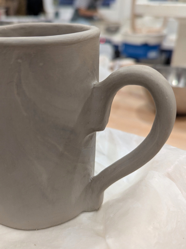 Photo montrant l'anse fixée à la tasse. Dernière étape du tutoriel pour apprendre comment faire un mug sans tour