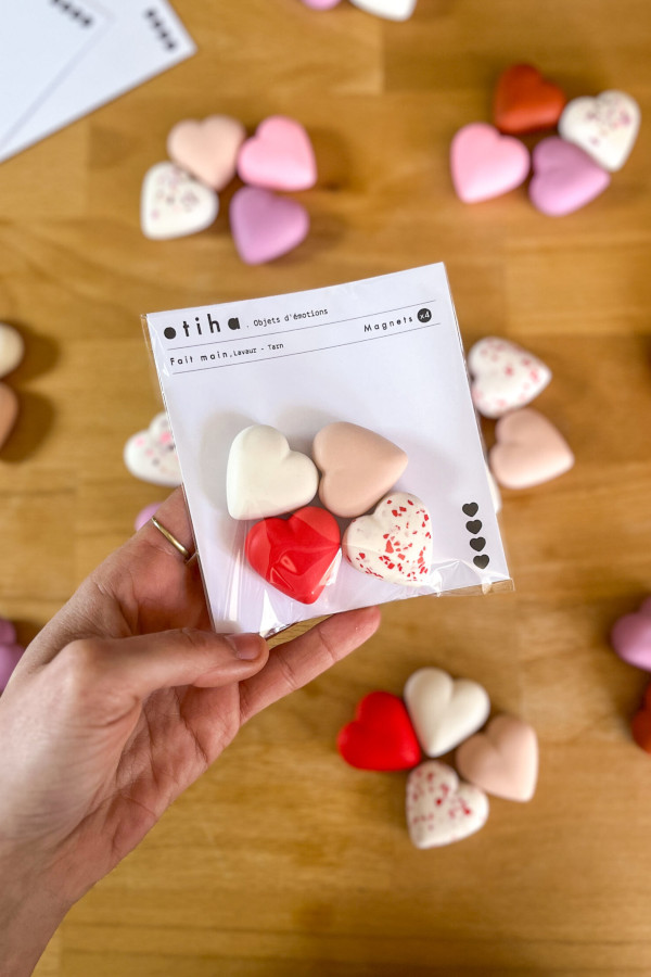 Photo de magnets coeur comme cadeaux faits main pour la fête des mères