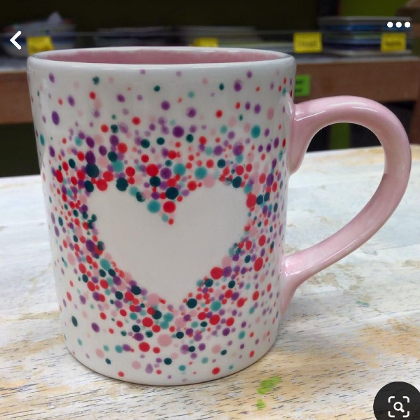 Mug décoré avec la technique des points, idéal comme cadeau de fin d'année pour maîtresse ou nounou