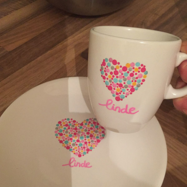 Tasse et assiette décorées avec la technique des points, idéale comme cadeau de fin d'année pour maîtresse