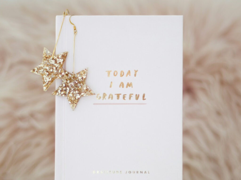 Photo d'un journal de gratitude pour illustrer la pratique de la gratitude dans ma nouvelle routine du matin
