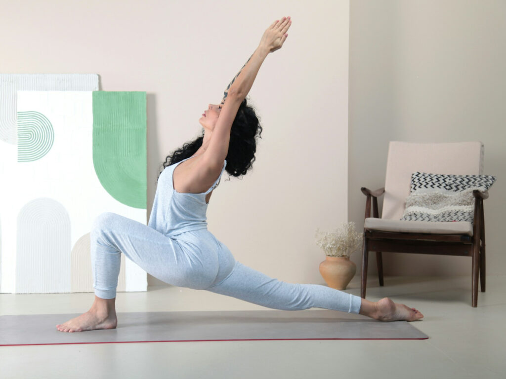 Image montrant une posture de yoga pour illustrer la pratique du yoga durant ma routine du matin